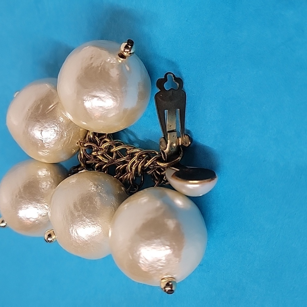 Pearl Like Gold Tone Link Bracelet and Matching Faux Earrings - Picture 13 of 13